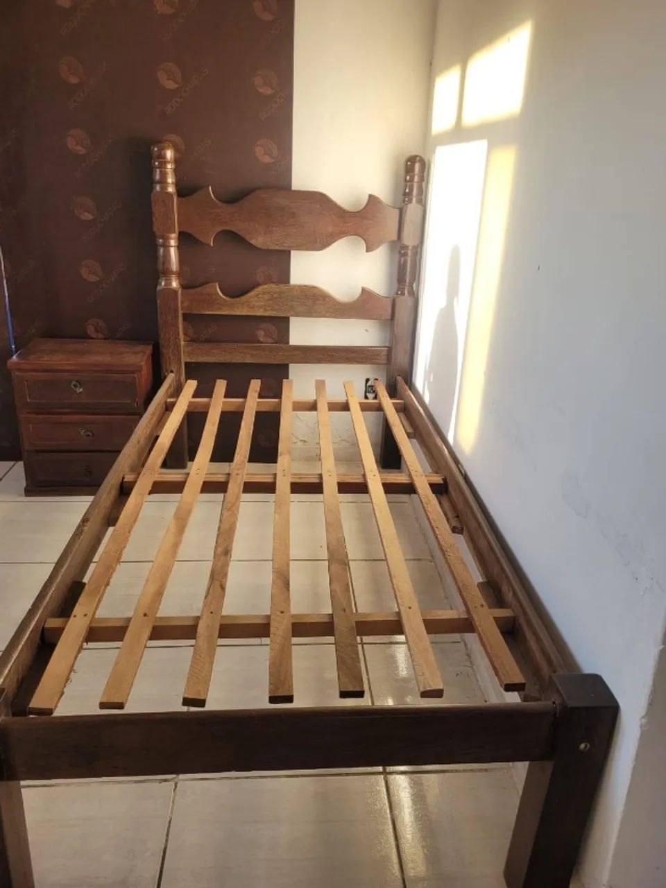 Cama de solteiro e criado