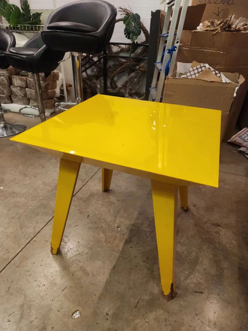 Mesa de centro amarela pra sua casa