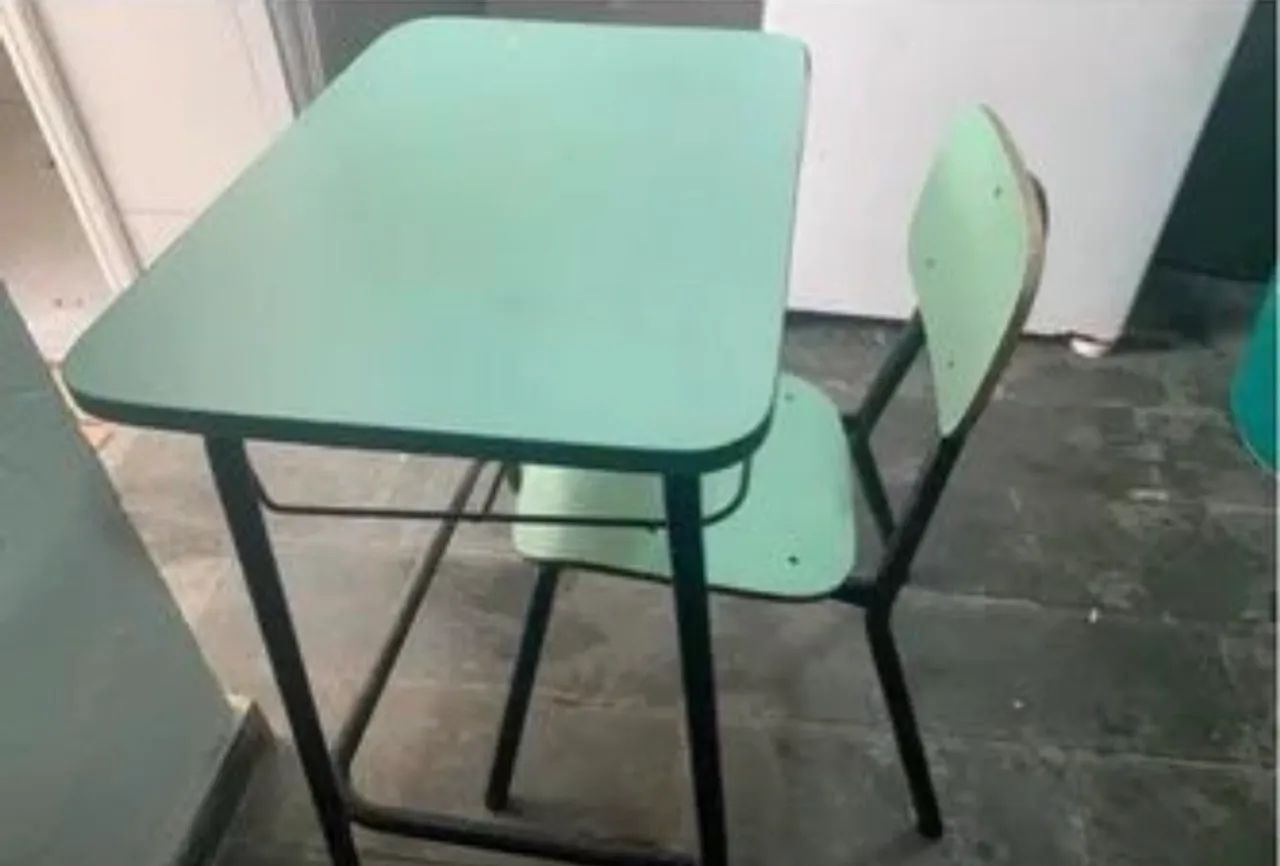 Mesa escolar e cadeira65581381022339121