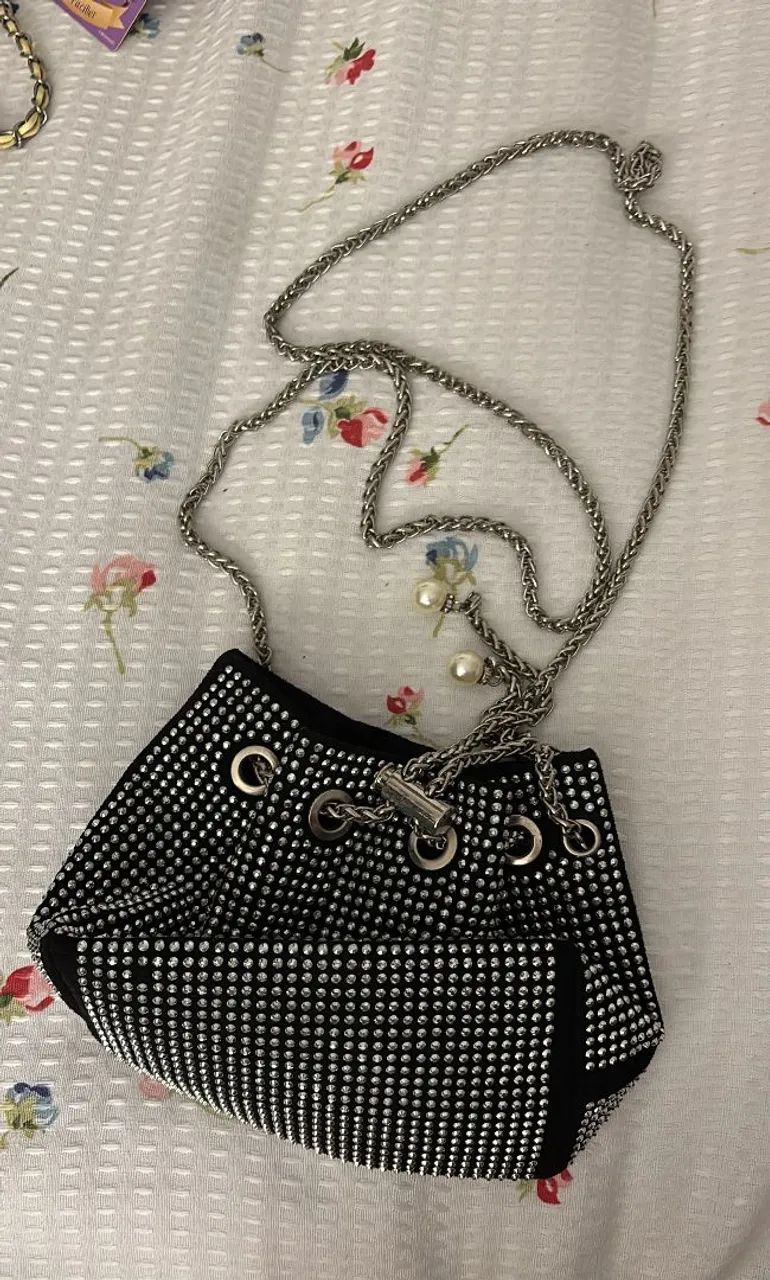 Bolsa saco preta com strass e corrente prateada - Foto 3