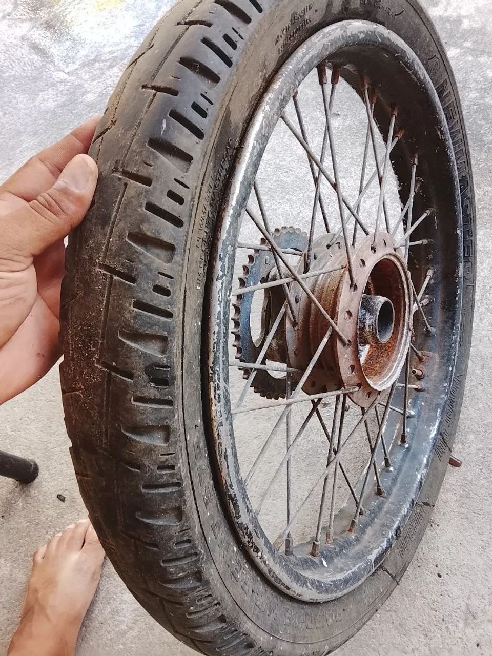 Vendo roda pneus conservado