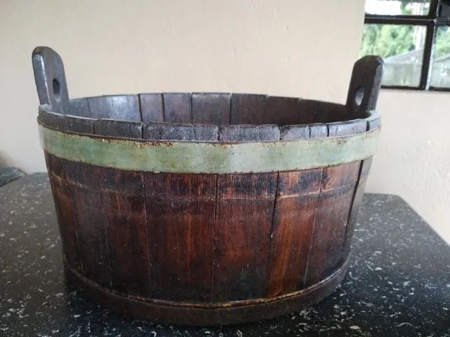 Antigo balde feito com madeira de lei 42cm de diâmetro
