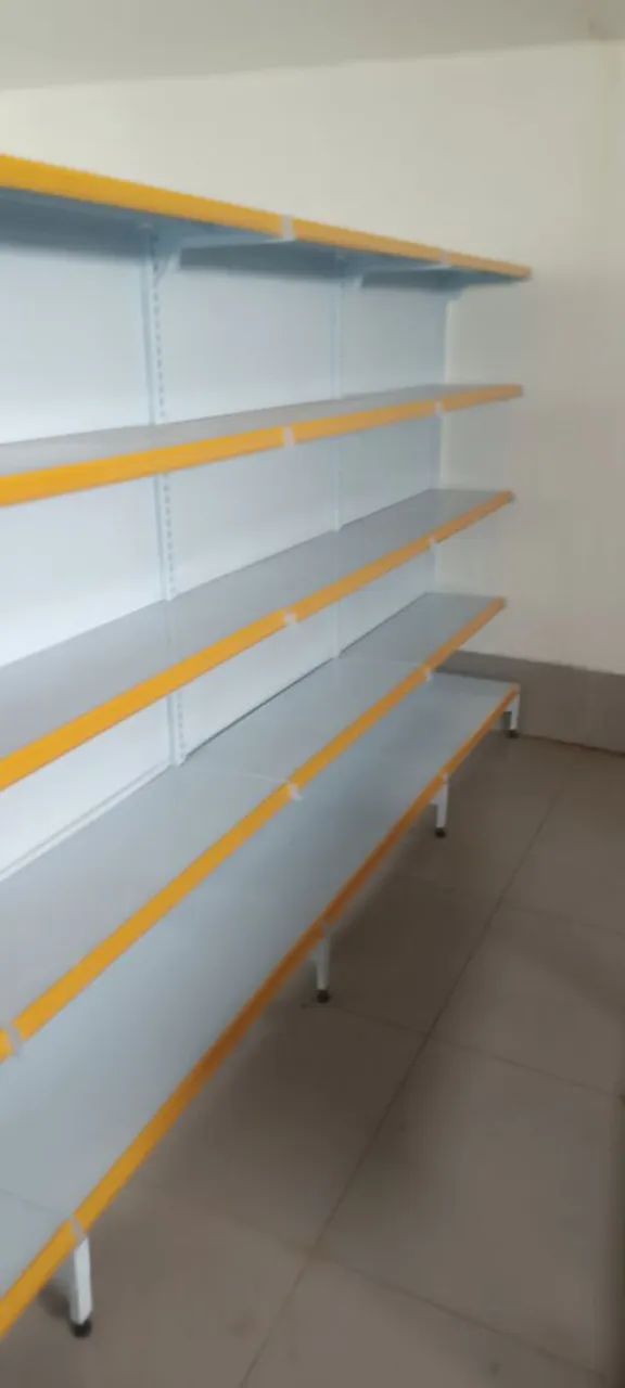 Prateleiras para comércio.