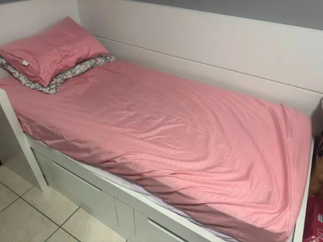 Cama solteiro com gavetas