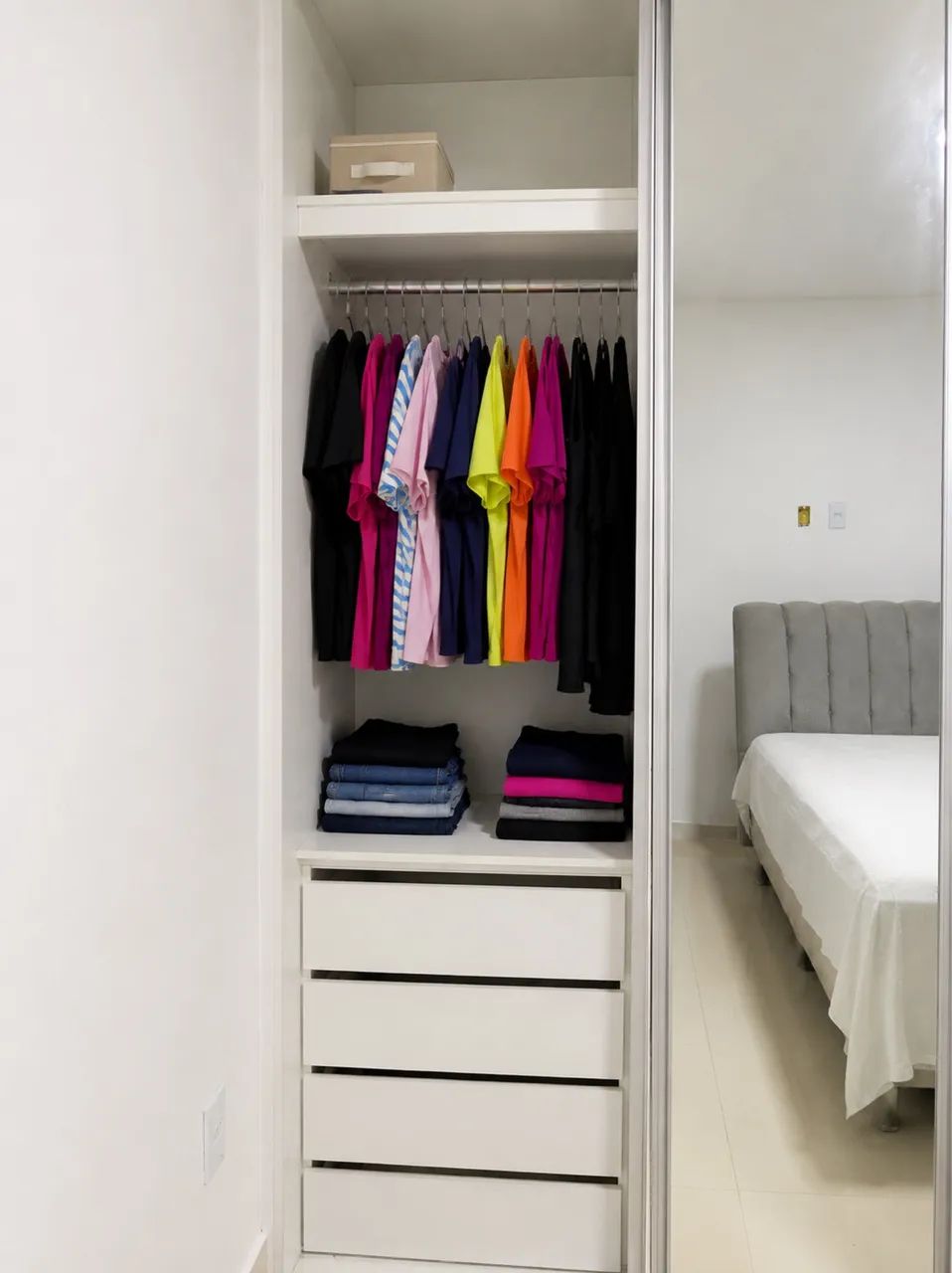 Guarda roupa com painel 