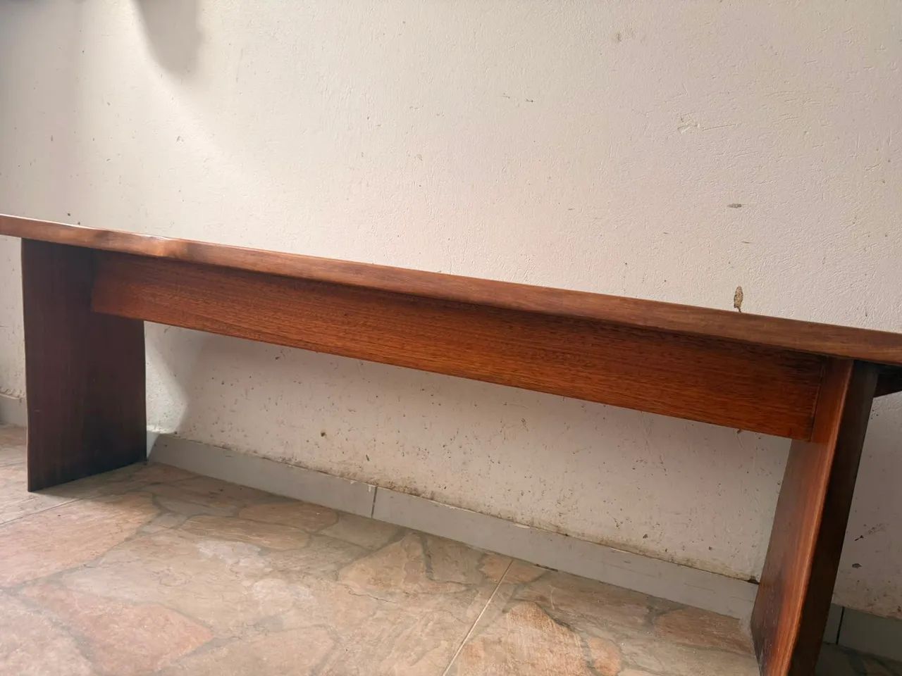 Mesa com dois bancos de madeira maciça - Foto 3