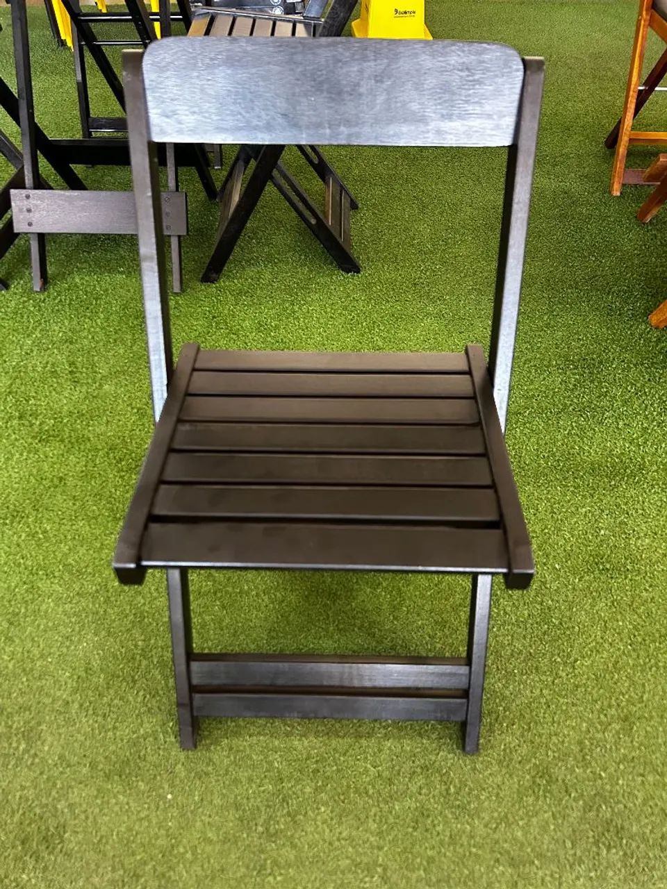 Mesa de madeira com cadeiras de madeira  - Foto 2