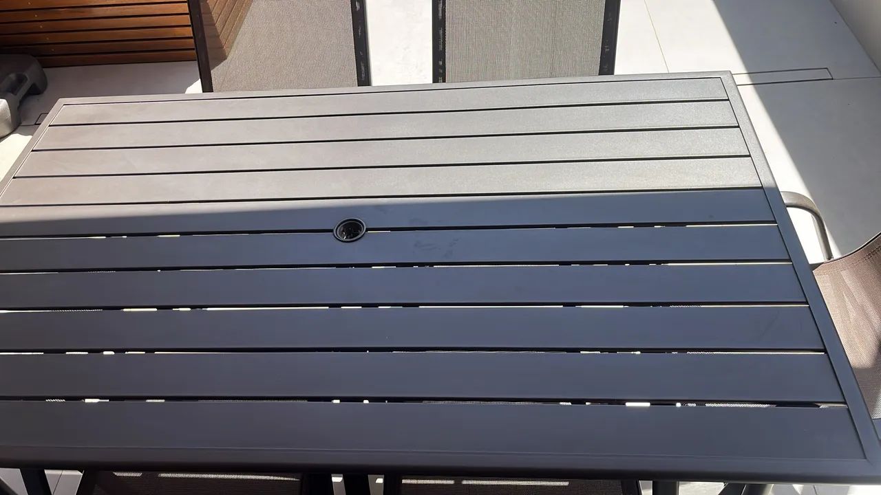 Conjunto de mesa, cadeiras e ombrelone  - Foto 2