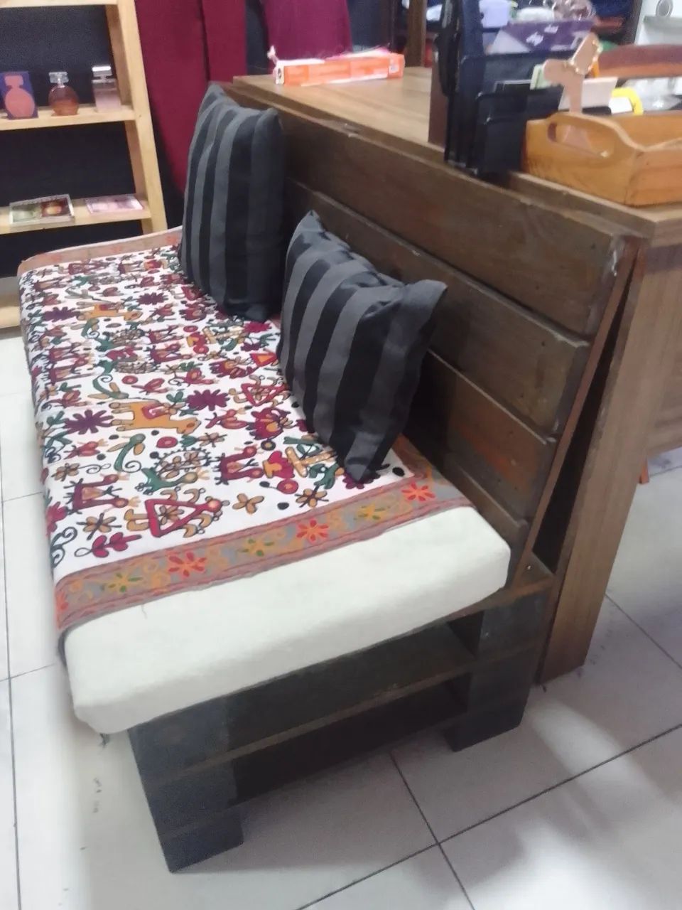 Vendo sofá de madeira rústica semi-nova,com decoração de manta ,almofada e colchonete incl - Foto 2