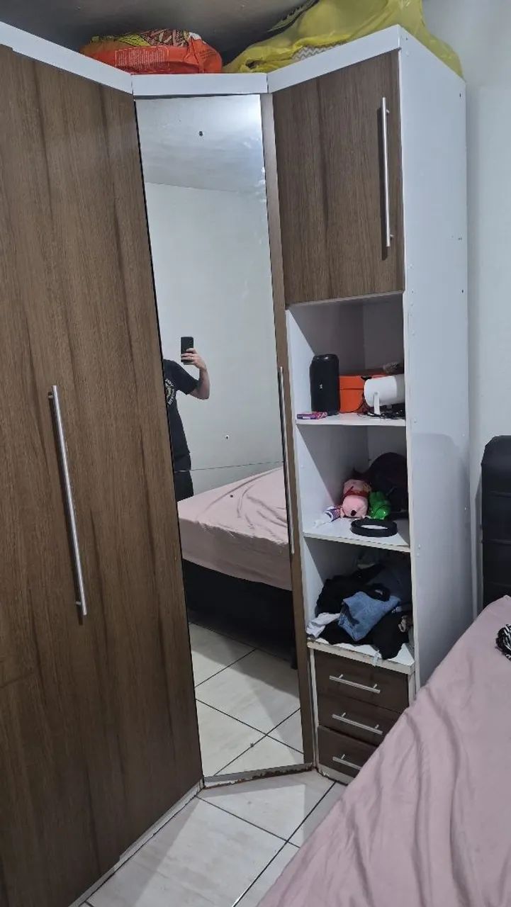Guarda roupa com espelho