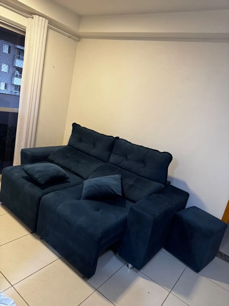 ? Vendo sofá retrátil azul, bem novinho e conservado!  Acompanha puff e duas almofadas.