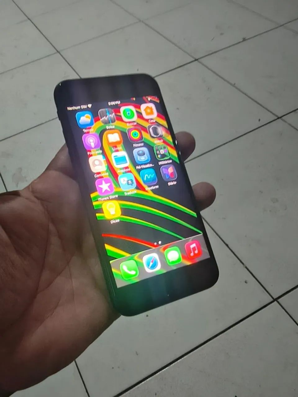 Vendo iPhone se 2 geração saúde bateria 76  - Foto 3