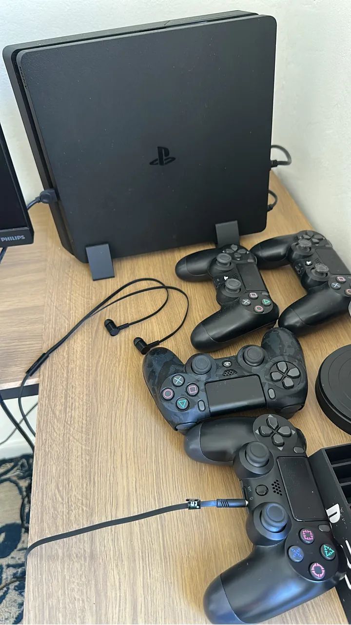 PS4 SLIM c/ 4 CONTROLES