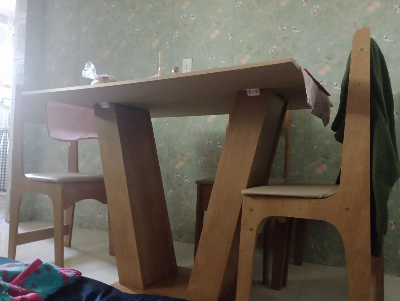 Mesa com 4 cadeiras linda