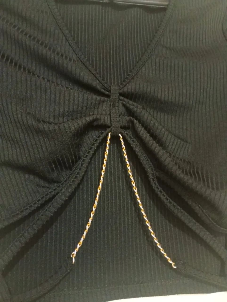 Cropped feminino preto canelado com corrente - Foto 3