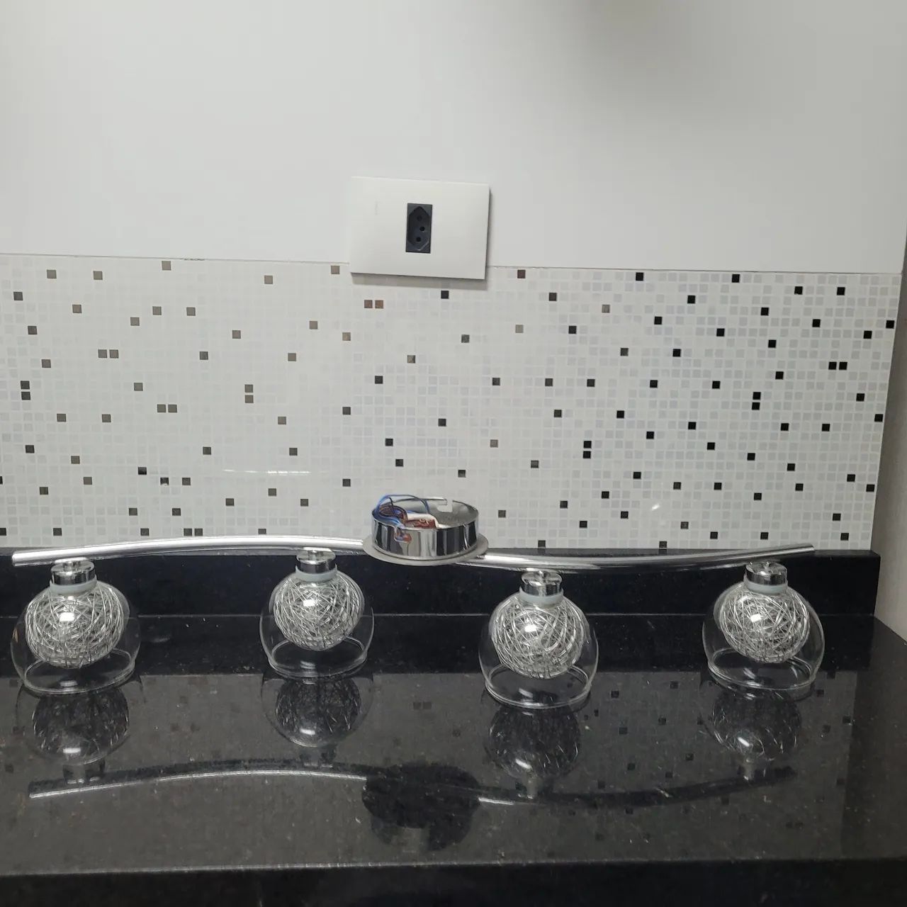 Luminária EGLO tipo globinho, excelente qualidade dos materiais - Foto 2