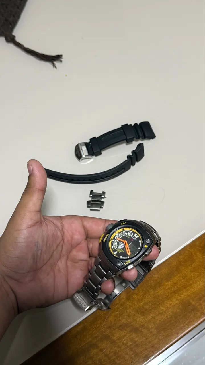 Relogio citizen meia lua titanium amarelo - Foto 2