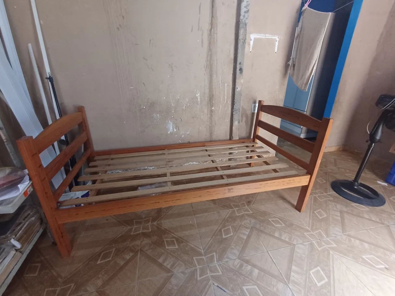Cama de madeira solteiro