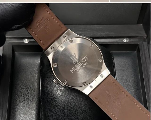 Lindo Relogio de pulso, com pulseira de couro e fecho diferenciado - R$350 só hoje - Foto 5