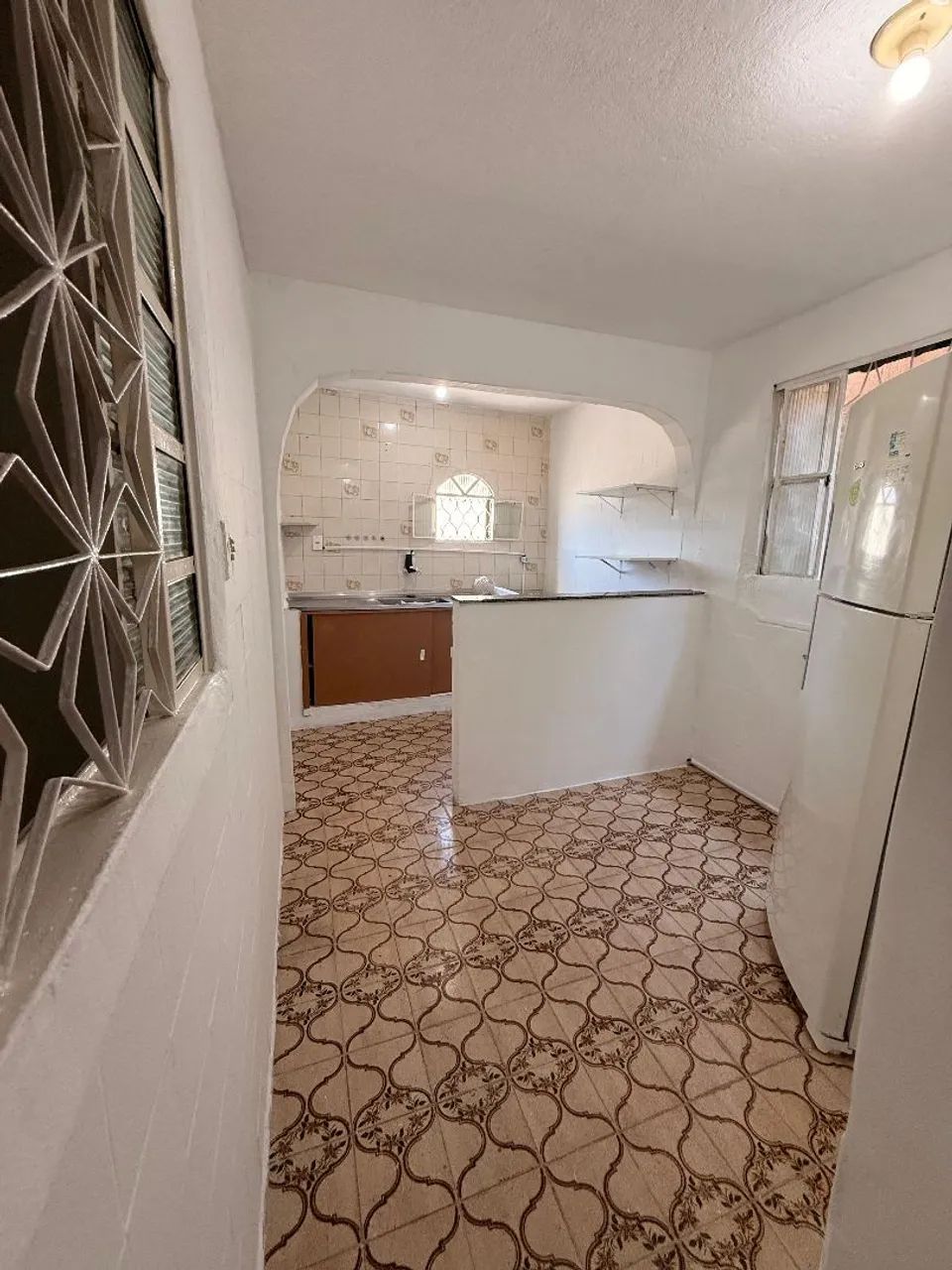 Aluga-se - Casa estilo estúdio, um quarto, cozinha e sala de jantar, banheiro e peq. Área. - Foto 2