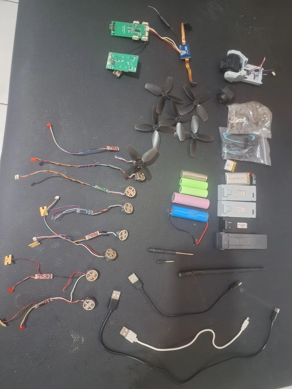 Caixa com vários acessórios para drones - Foto 5