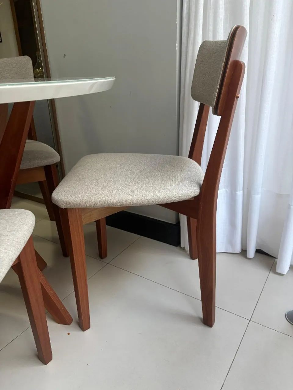 Conjunto Mesa jantar Turim 0,90m com 4 cadeiras linho - Foto 4