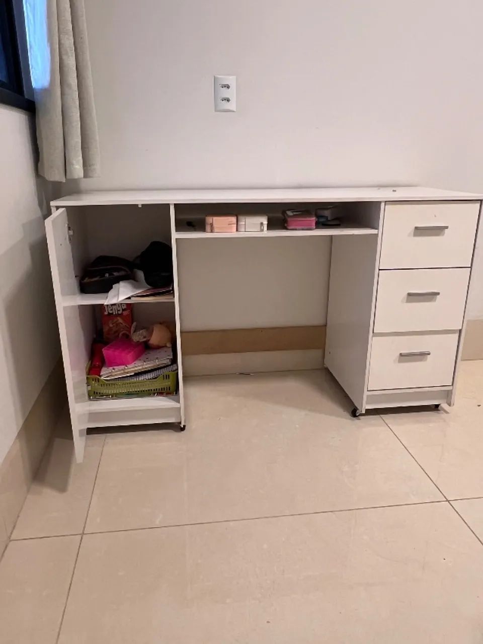 Mesa de estudo com rodinhas e cadeira 