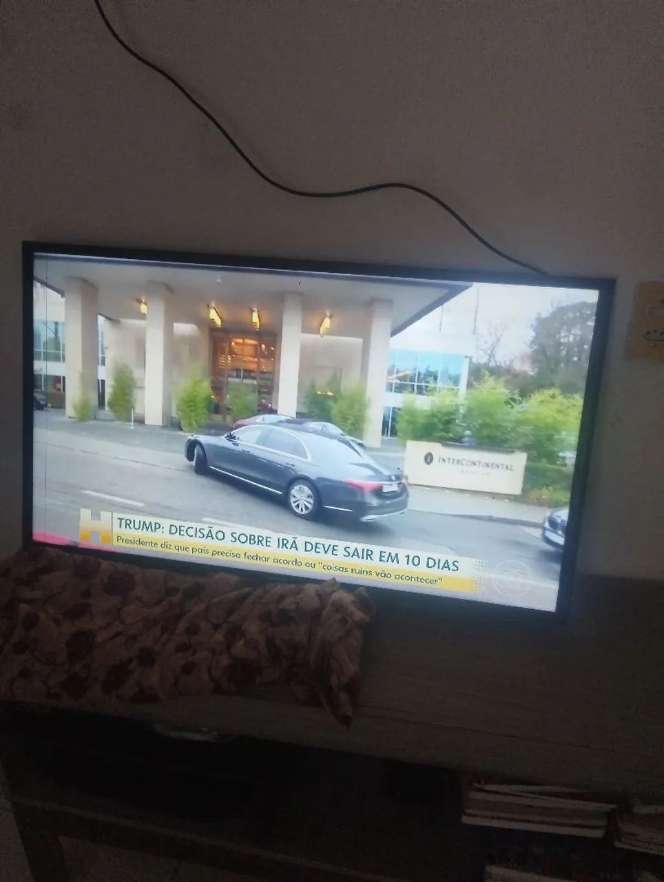 Tv 42 polegadas com um leva fio na tela