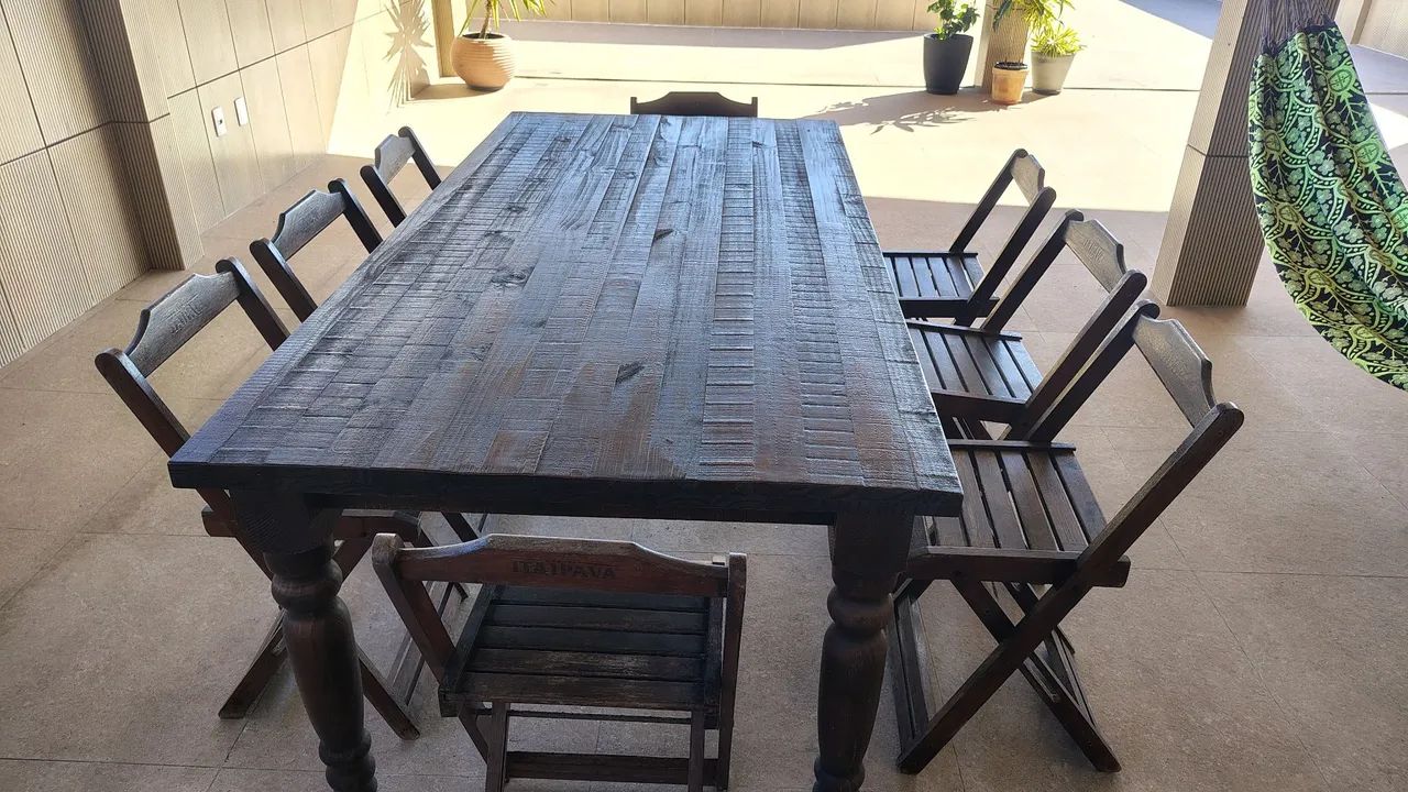 Mesa de madeira pura com 8 cadeiras - Foto 2
