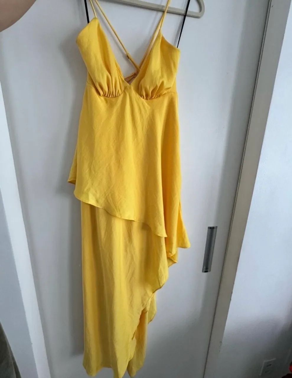 Vestido amarelo lança perfume - Foto 2
