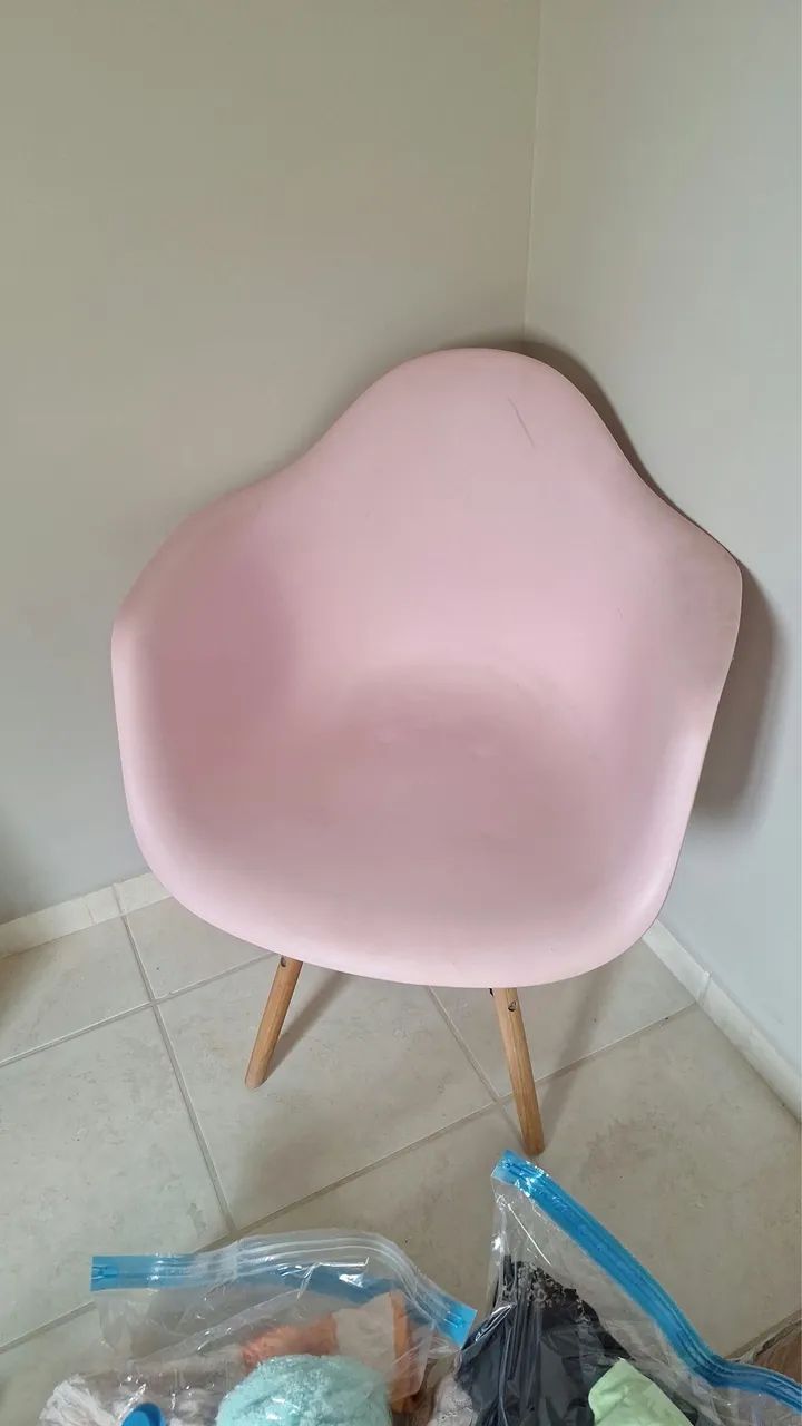 Poltrona eames rosa e madeira  - Foto 2