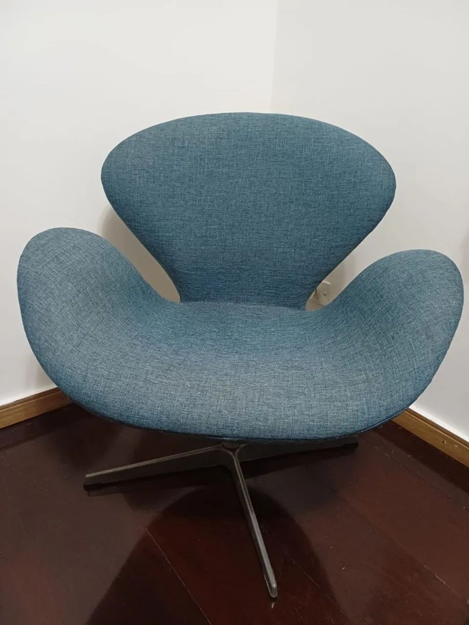 Poltrona Swan Giratória Azul-desing retro