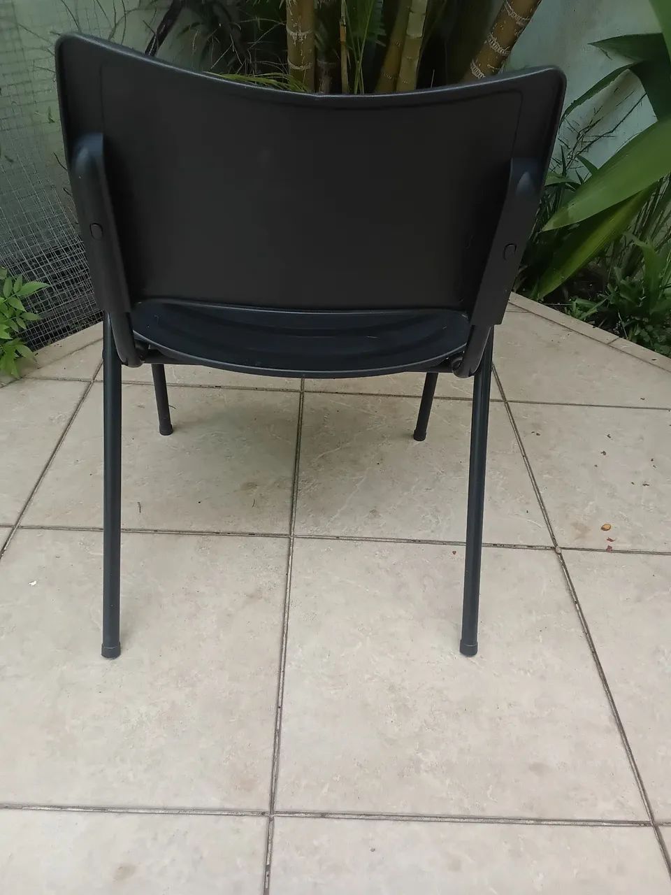 Cadeira preta empilhável  - Foto 2
