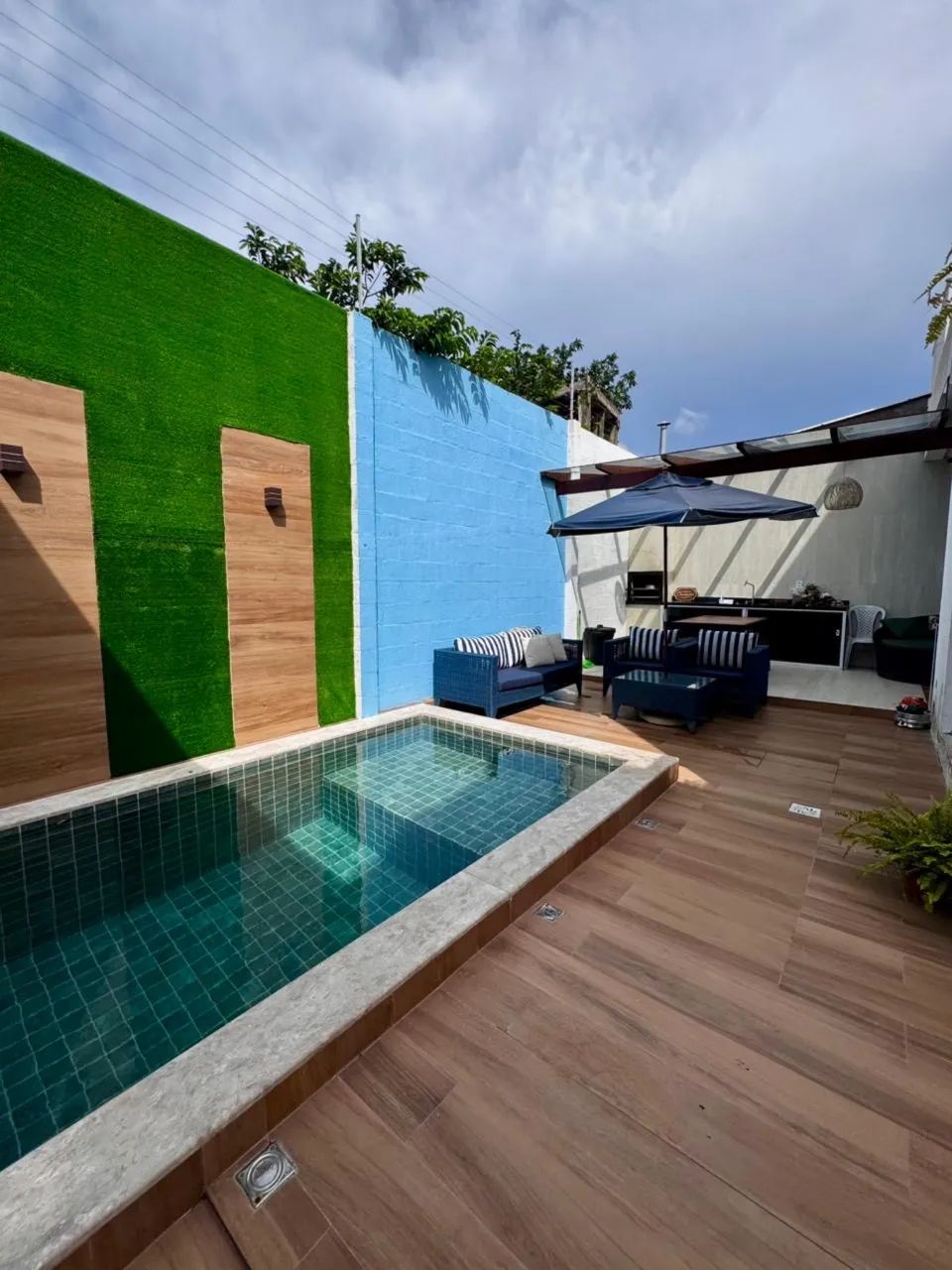 Imperdível! Alugo casa duplex mobiliada em condomínio.