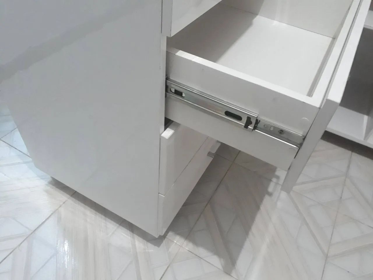 Balcão pra loja com gaveta e prateleiras 