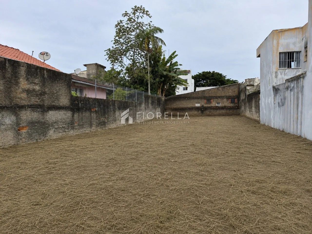Terreno à venda com 300m² em Capoeiras, Florianópolis/SC.