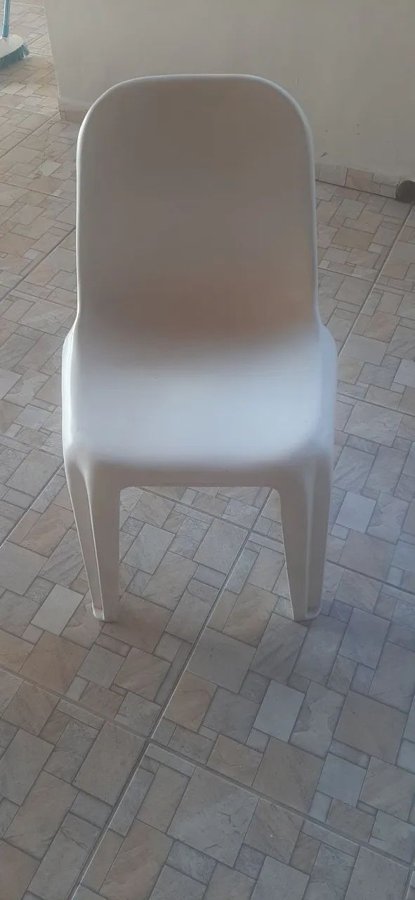 Cadeira plástica confortável 