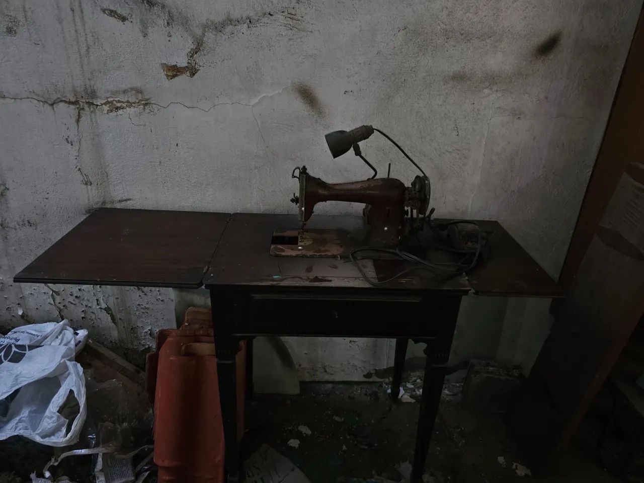 Vendo máquina de costura antiguidade 1920 e banco baú chama no chat! - Foto 3