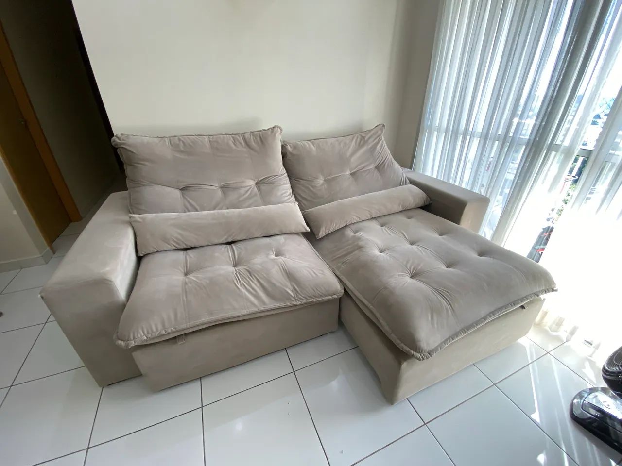 Sofá reclinável e retrátil, cabe 4 pessoas  - Foto 5