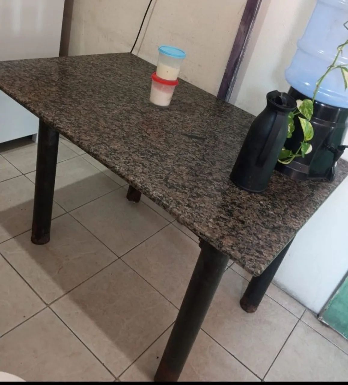 Vende se mesa de marmore sem cadeiras