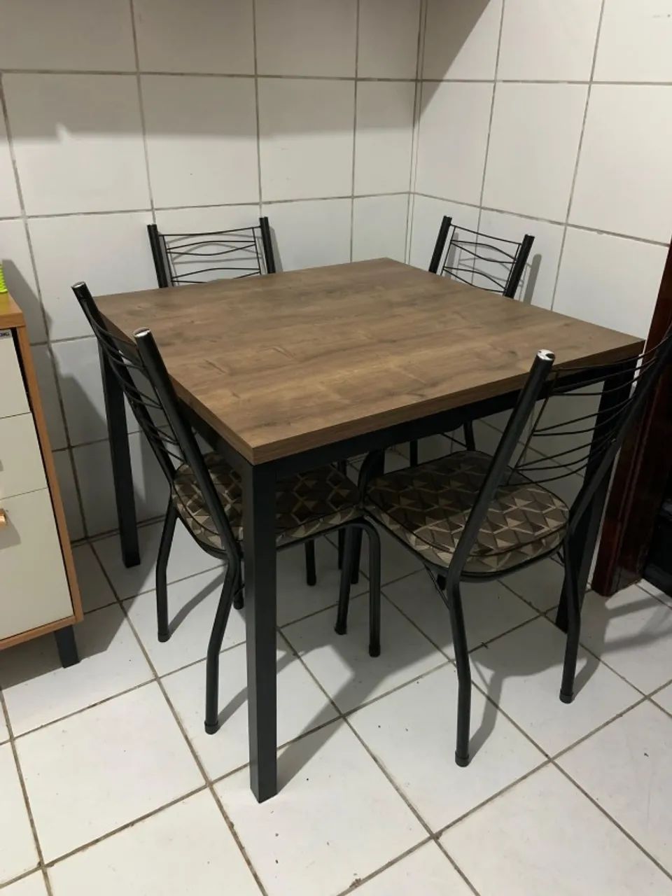 VENDO MESA COM 4 CADEIRAS - SEMINOVA!