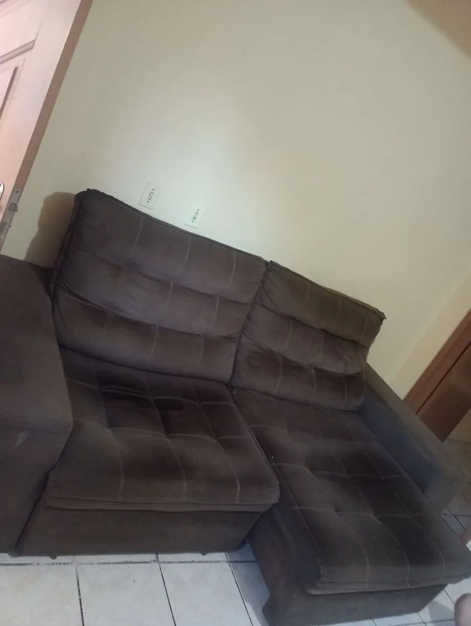 Sofa está usado, mas super conservado.