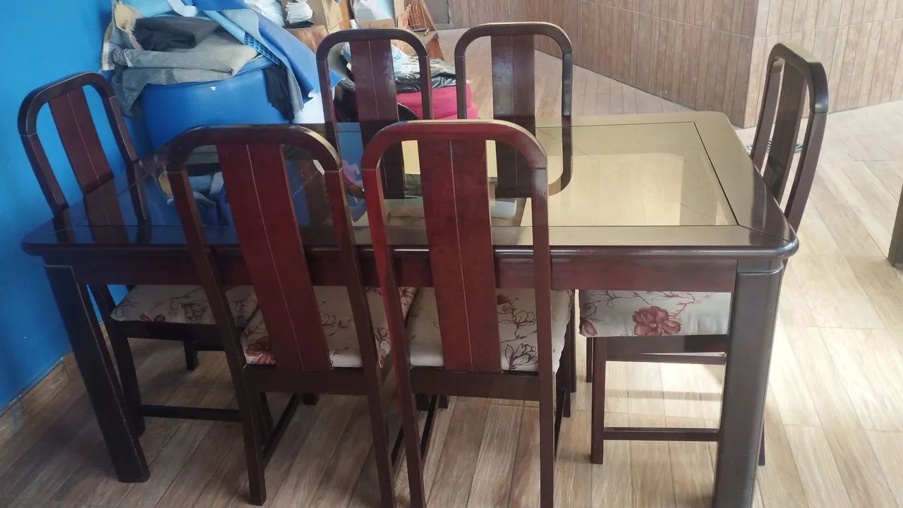 Vende-se mesa de madeira com 6 cadeiras - Foto 4