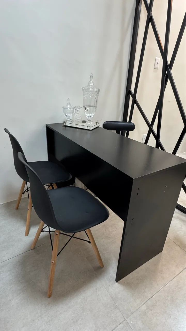 Mesa e 2 cadeira e mocho 