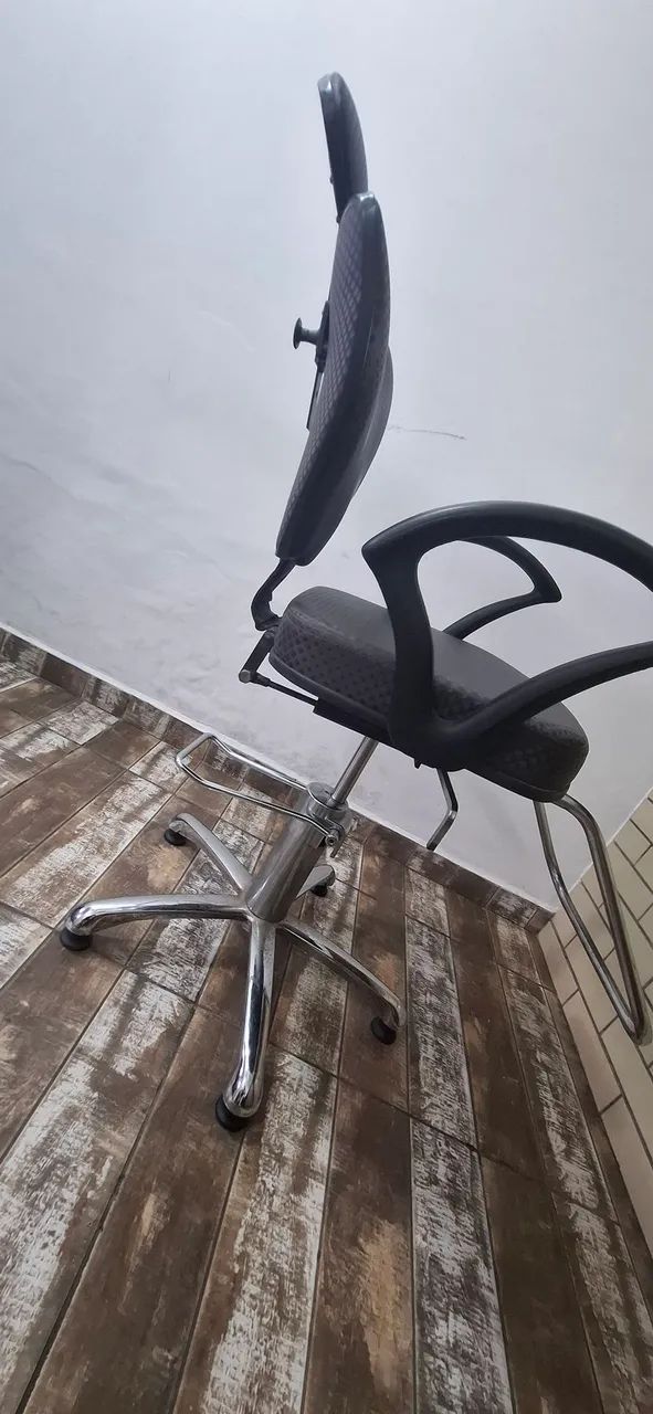 Cadeira para barbeiro, cabeleireiro, design de sobrancelhas e cílios. 