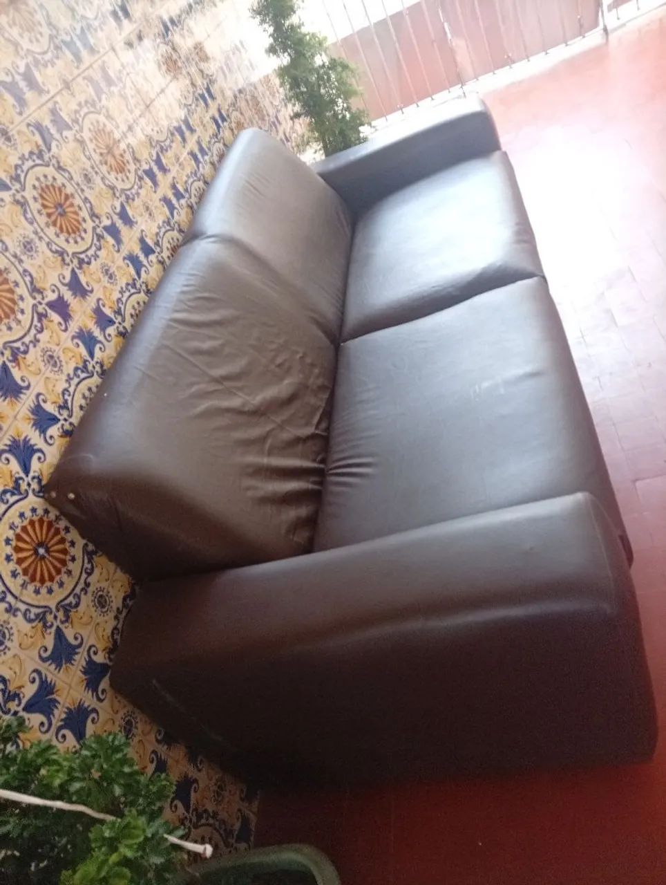 Sofá corino marrom bem conservado - Foto 2