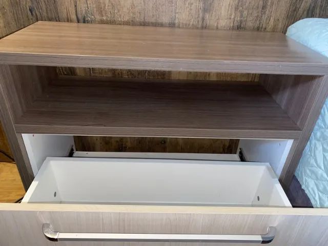 Mesa de cabeceira com gaveta e nicho - Foto 2