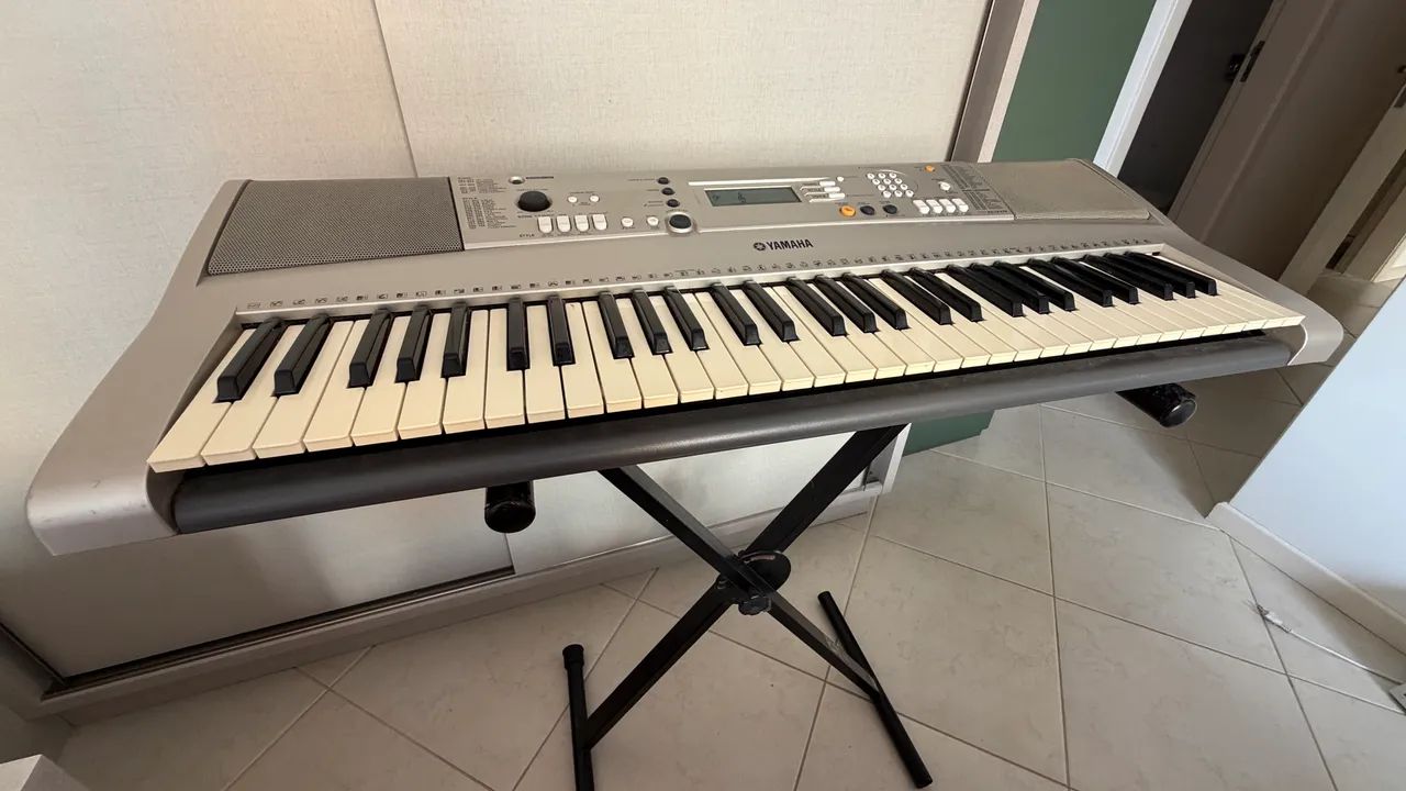 teclado yamaha psr e313 com tripé  - Foto 5