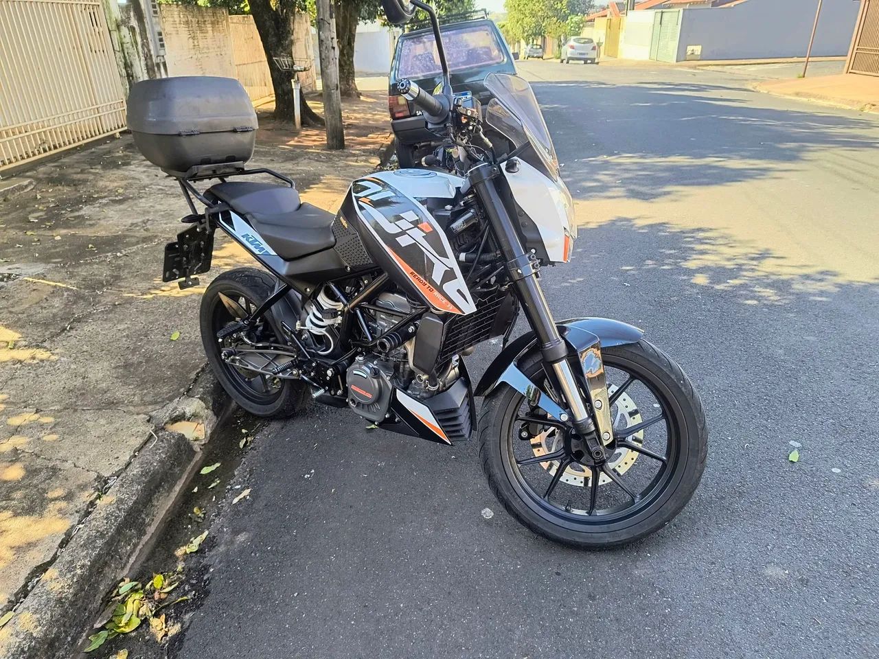 KTM DUKE 200 .