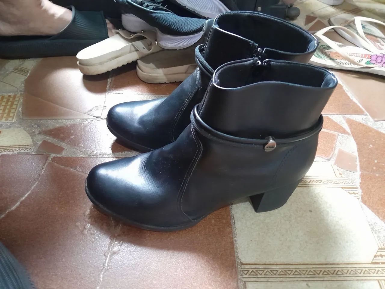 Lote de sapatos  e duas botas - Foto 3